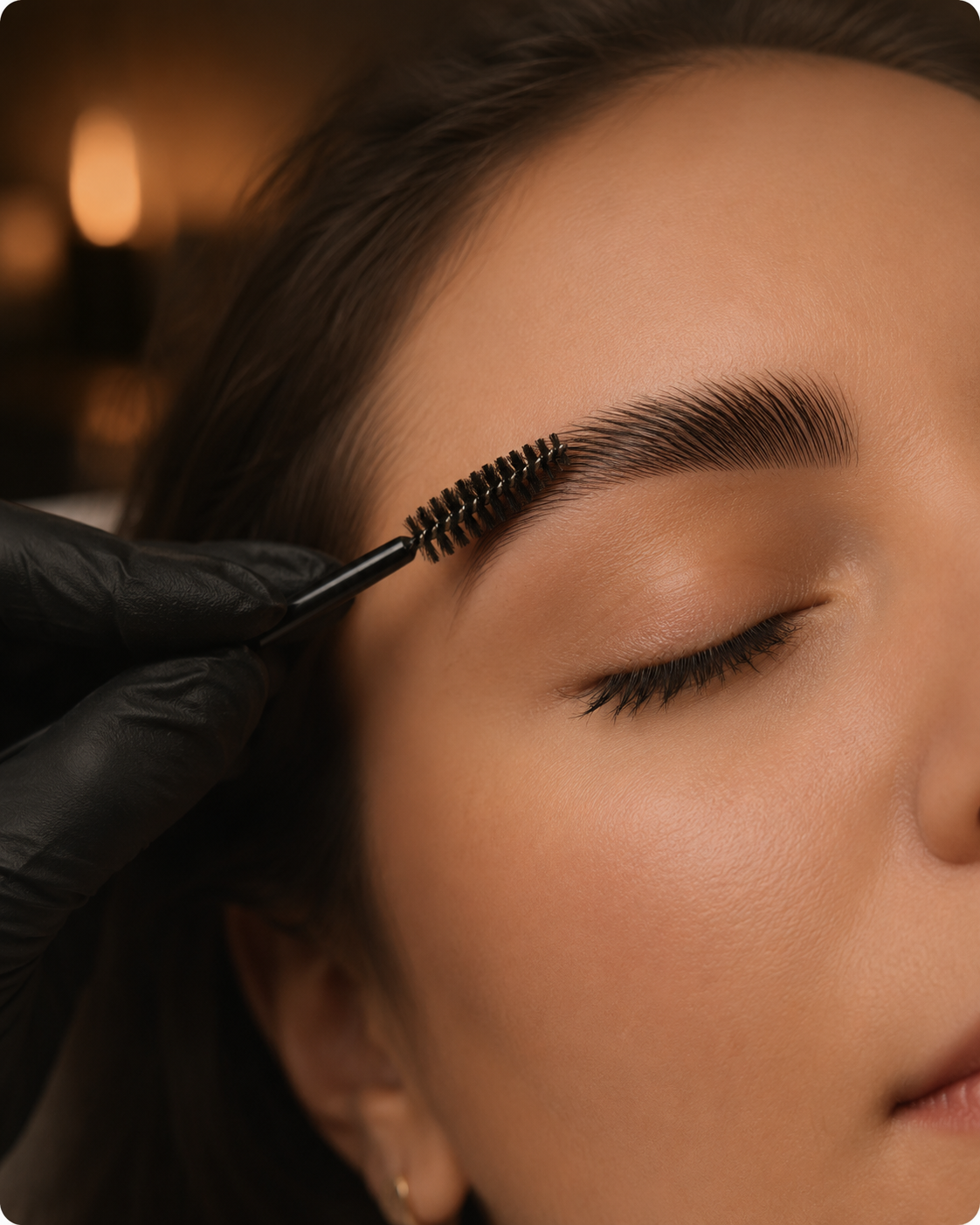 Profissional realizando Brow Lamination em uma sobrancelha